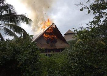 RAYO PROVOCA INCENDIO EN UNA PALAPA DENTRO DEL PARQUE XCARET
