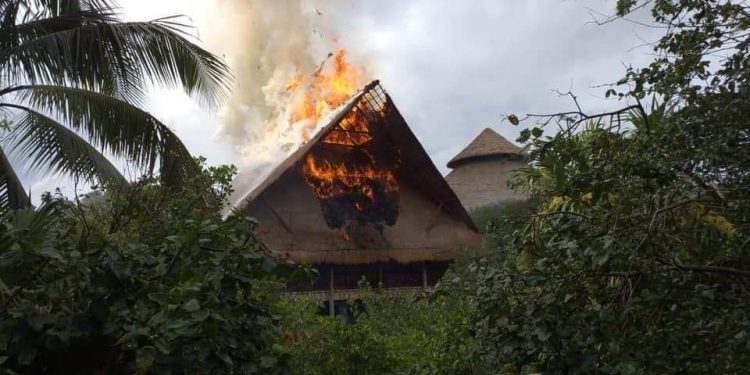 RAYO PROVOCA INCENDIO EN UNA PALAPA DENTRO DEL PARQUE XCARET