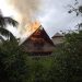 RAYO PROVOCA INCENDIO EN UNA PALAPA DENTRO DEL PARQUE XCARET