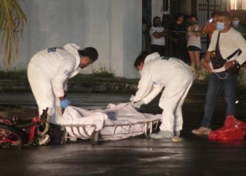 MUERE MOTOCICLISTA ARROLLADO POR UNA COMBI EN LA REGIÓN 222 EN CANCÚN