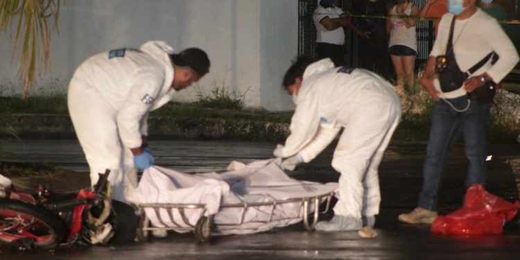 MUERE MOTOCICLISTA ARROLLADO POR UNA COMBI EN LA REGIÓN 222 EN CANCÚN