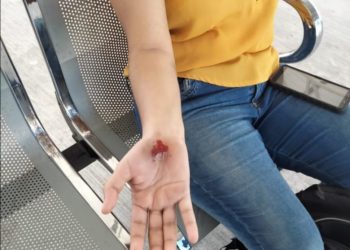 CRIMINAL TAXISTA ARROJA DE SU UNIDAD A PASAJERA PARA NO ENTREGARLE SU CAMBIO