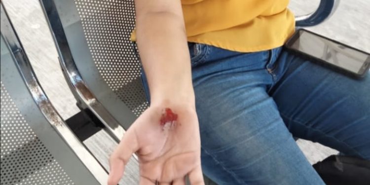 CRIMINAL TAXISTA ARROJA DE SU UNIDAD A PASAJERA PARA NO ENTREGARLE SU CAMBIO