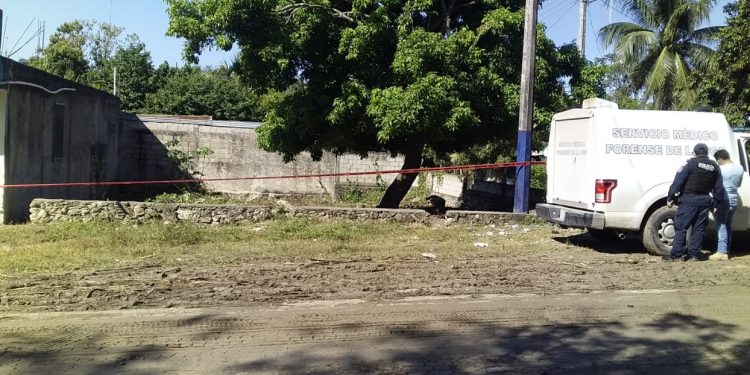 RESCATAN DE UNA FOSA SÉPTICA, EL CUERPO EN DESCOMPOSICIÓN DE UN HOMBRE