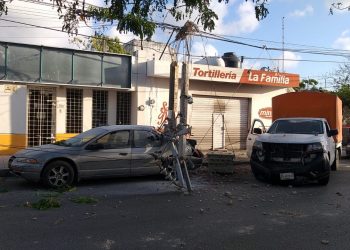 TORTILLERO DERRIBA UN POSTE, DEJA SIN ENERGÍA LA REGIÓN 91 EN CANCÚN