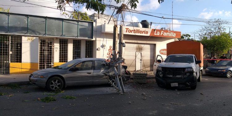 TORTILLERO DERRIBA UN POSTE, DEJA SIN ENERGÍA LA REGIÓN 91 EN CANCÚN
