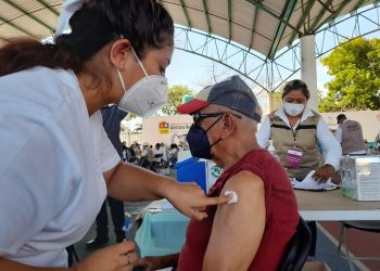 EN DOS HORAS SE VACUNAN MÁS DE 500 PERSONAS EN CANCÚN