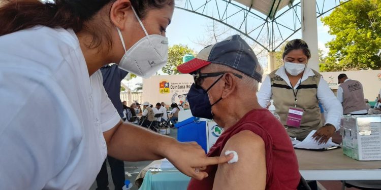 EN DOS HORAS SE VACUNAN MÁS DE 500 PERSONAS EN CANCÚN