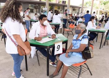 SIN DETENERSE JORNADA DE VACUNACIÓN A  LOS ADULTOS MAYORES EN CENTRO