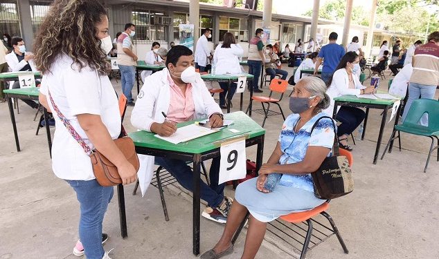 SIN DETENERSE JORNADA DE VACUNACIÓN A  LOS ADULTOS MAYORES EN CENTRO