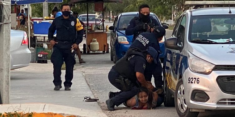 SURGE VIDEO PREVIO A LA MUERTE DE LA MUJER SOMETIDA POR POLICÍAS EN TULUM