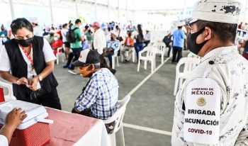 RECIBEN CON ENTUSIASMO VACUNA CONTRA COVID-19 EN JONUTA