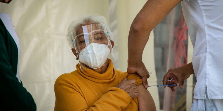 LLEGAN MÁS VACUNAS PARA ADULTOS MAYORES A CHETUMAL