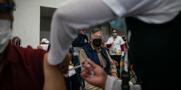 ACUDEN ADULTOS MAYORES A VACUNARSE CONTRA EL COVID19 EN EL MUNICIPIO DE CENTRO