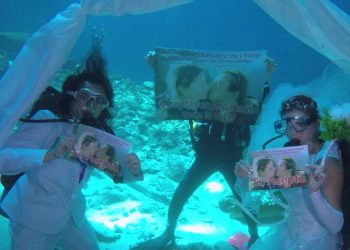 EXTRANJEROS SE CASAN EN LO PROFUNDO DE UN CENOTE EN YUCATÁN