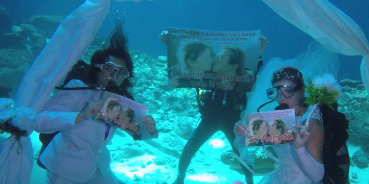 EXTRANJEROS SE CASAN EN LO PROFUNDO DE UN CENOTE EN YUCATÁN