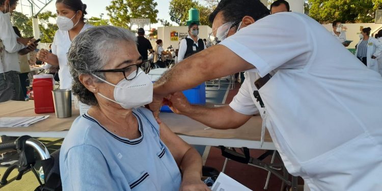 ARRANCA VACUNACIÓN CONTRA COVID-19 DE ADULTOS MAYORES EN CANCÚN