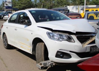 POLICIAS ATRAPAN A SUJETO QUE TRANSPORTABA DROGA EN AUTO ROBADO EN VILLAHERMOSA