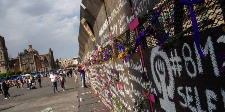 RETIRAN VALLAS DE PALACIO NACIONAL TRAS MARCHA DEL 8M