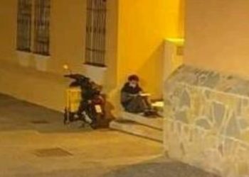 FOTOGRAFIA DE REPARTIDOR ESTUDIANDO BAJO UN FAROL CONMUEVE A LAS REDES SOCIALES