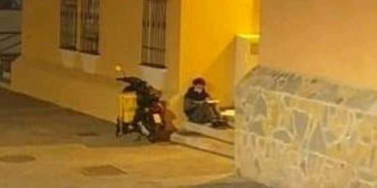 FOTOGRAFIA DE REPARTIDOR ESTUDIANDO BAJO UN FAROL CONMUEVE A LAS REDES SOCIALES