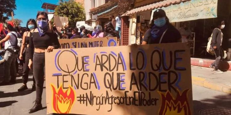 MUJERES SE MANIFIESTAN EN CHILPANCINGO EN CONTRA DE FÉLIX SALGADO