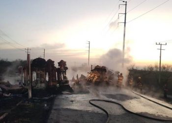 CHOQUE ENTRE PIPA Y TRANSPORTE PÚBLICO EN NUEVO LEON DEJA AL MENOS 12 MUERTOS