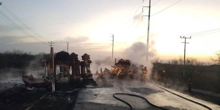 CHOQUE ENTRE PIPA Y TRANSPORTE PÚBLICO EN NUEVO LEON DEJA AL MENOS 12 MUERTOS
