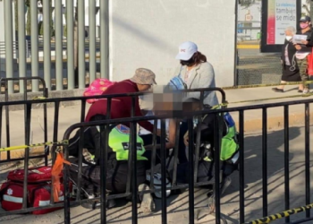 MUJER DE LA TERCERA EDAD MUERE MIENTRAS HACÍA FILA PARA VACUNARSE EN PUEBLA