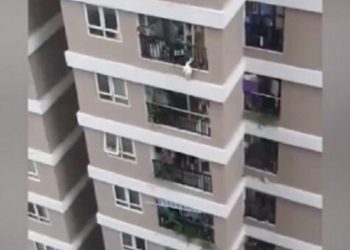 REPARTIDOR ATRAPA A NIÑA TRAS CAER DE EDIFICIO DE 12 PISOS EN VIETNAM
