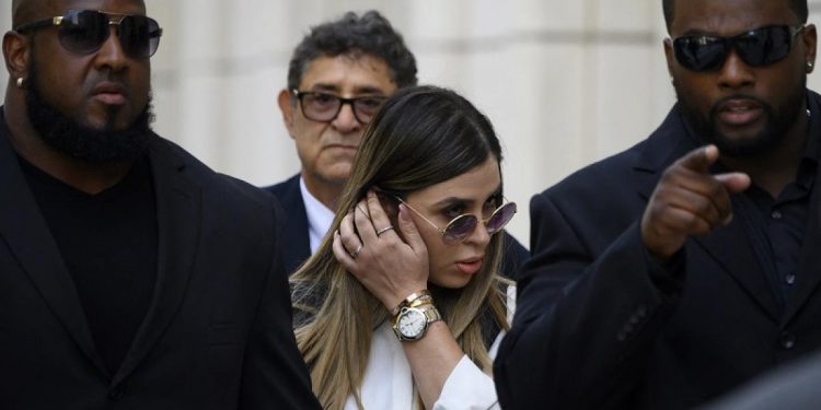 EMMA CORONEL RENUNCIA A DERECHO DE AUDIENCIA PRELIMINAR EN EU