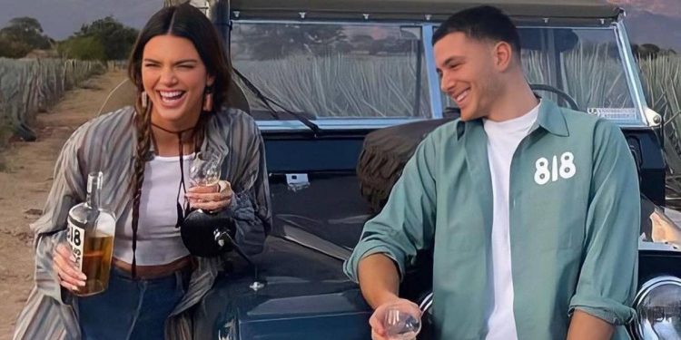 KENDALL JENNER SE APUNTA A LA MODA DEL TEQUILA Y GENERA POLÉMICA EN MÉXICO