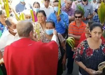 «ES UNA BABOSADA»: SACERDOTE DE HONDURAS ARRANCA CUBREBOCAS A FIELES