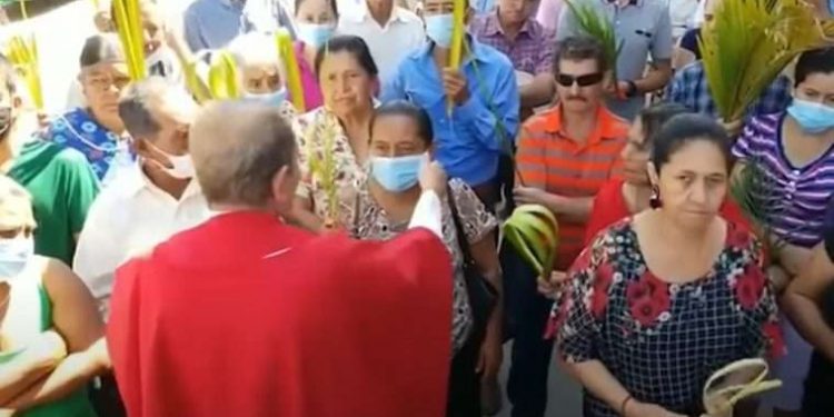 «ES UNA BABOSADA»: SACERDOTE DE HONDURAS ARRANCA CUBREBOCAS A FIELES
