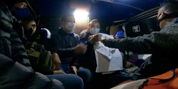 RICARDO ANAYA PRESUME QUE ACOMPAÑA A ENFERMERA DURANTE VIAJE EN COMBI Y METRO