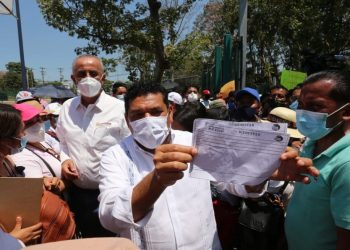 DAMNIFICADOS POR INUNDACIONES BLOQUEAN ACCESO AL AEROPUERTO DE VILLAHERMOSA, EXIGEN PAGOS