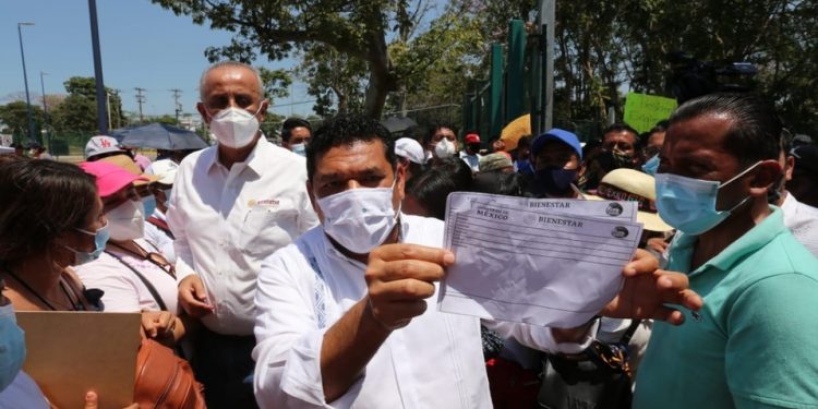 DAMNIFICADOS POR INUNDACIONES BLOQUEAN ACCESO AL AEROPUERTO DE VILLAHERMOSA, EXIGEN PAGOS
