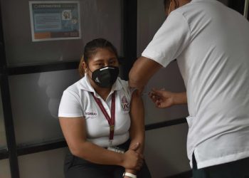 BUSCARA GOBIERNO DE TABASCO VACUNAR A LOS MAESTROS CONTRA EL COVID19