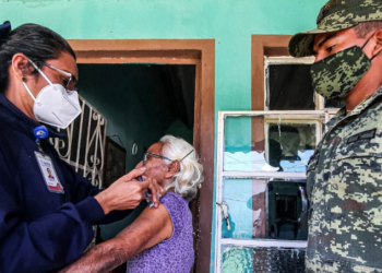 VACUNAN A ABUELITOS CONTRA COVID-19 EN CENTRO, TEAPA Y PARAÍSO