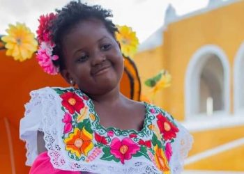NIÑA DE CHICAGO CELEBRA CUMPLEAÑOS EN IZAMAL Y MUESTRA CON ORGULLO EL ATUENDO MAYA
