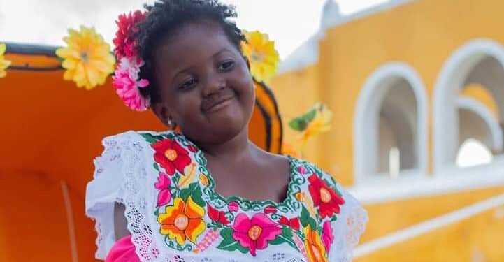 NIÑA DE CHICAGO CELEBRA CUMPLEAÑOS EN IZAMAL Y MUESTRA CON ORGULLO EL ATUENDO MAYA
