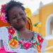 NIÑA DE CHICAGO CELEBRA CUMPLEAÑOS EN IZAMAL Y MUESTRA CON ORGULLO EL ATUENDO MAYA