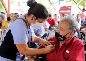 VACUNAN A MÁS DE 6 MIL PERSONAS EN CANCÚN HASTA LAS 2 DE LA TARDE