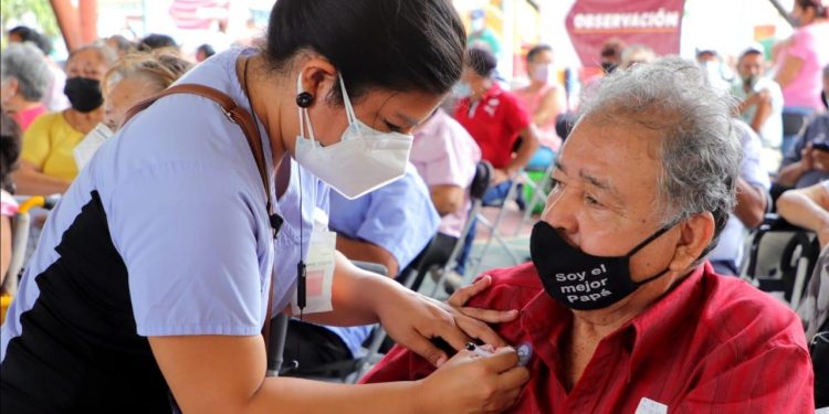 VACUNAN A MÁS DE 6 MIL PERSONAS EN CANCÚN HASTA LAS 2 DE LA TARDE