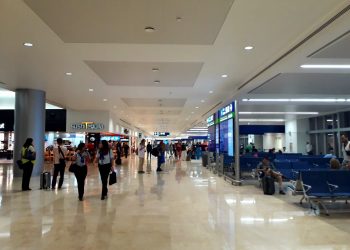 TURISTAS HACEN FILA DE HASTA 20 MINUTOS EN EL AEROPUERTO DE CANCÚN