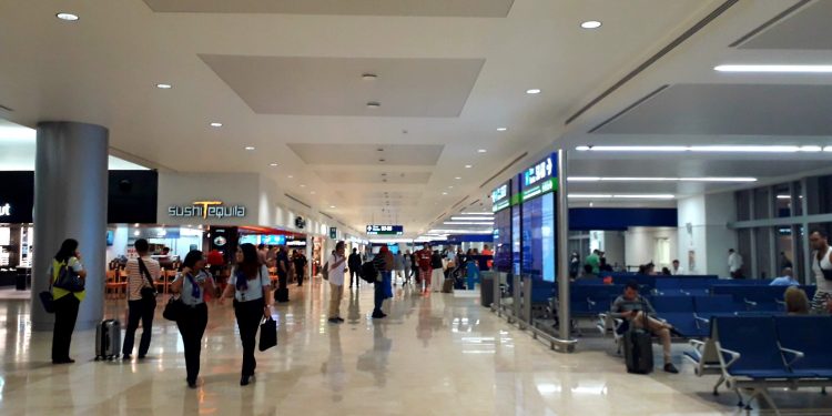 TURISTAS HACEN FILA DE HASTA 20 MINUTOS EN EL AEROPUERTO DE CANCÚN