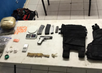 DETIENEN A CUATRO SUJETOS POR PORTACIÓN DE DROGAS Y ARMAS DE FUEGO EN QUINTANA ROO