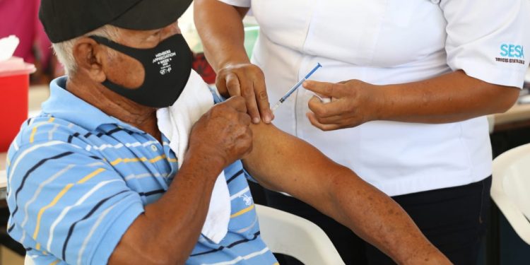 VIENE VACUNACIÓN DE MÉDICOS DE SEGUNDA LÍNEA Y MAESTROS