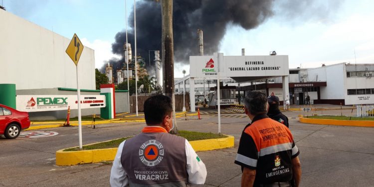 REPORTAN EXPLOSIÓN EN REFINERÍA DE PEMEX EN MINATITLÁN