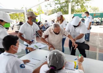 VACUNAN EN CANCÚN A PERSONA DE 100 AÑOS DE EDAD
